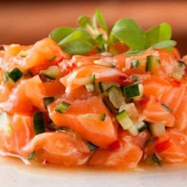 Salmão em cubo, com kani, óleo de gergelim, finalizado com cebolinha e gergelim

Cubos fresquíssimos de salmão misturados com kani, temperados com óleo de gergelim que traz aroma e sabor intensos, e finalizados com cebolinha picada e sementes de gergelim tostadas. Uma combinação equilibrada entre frescor, cremosidade e leveza, que torna o tartar uma escolha sofisticada e saborosa para quem busca uma entrada marcante.