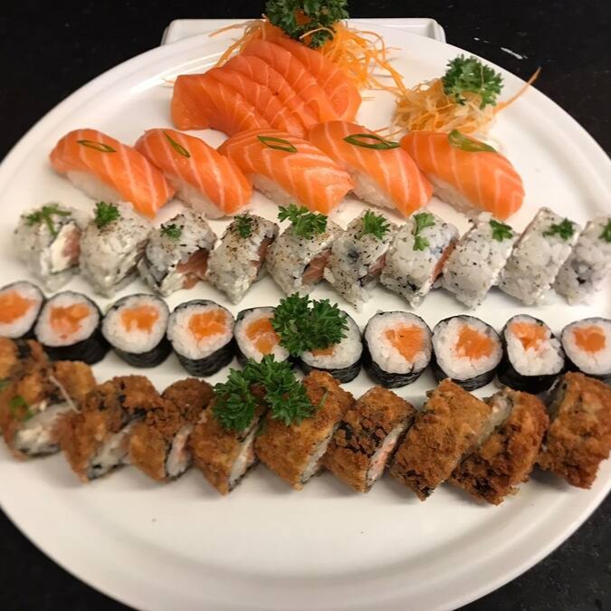 10 uramaki Philadelphia +10 hot Philadelphia + 5 sushi de salmão + 5 sashimi de salmão + 5 salmão maki + Uma coca 1.5 ml