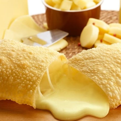 O tradicional, pastel de massa crocante recheado de queijo muçarela.