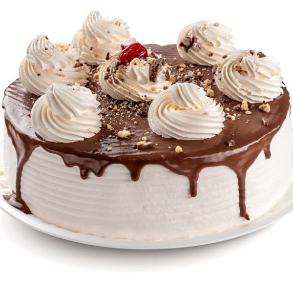 Bolo de chocolate com recheio de chocolate preto e branco, coberto com chantilly e bombom picado.