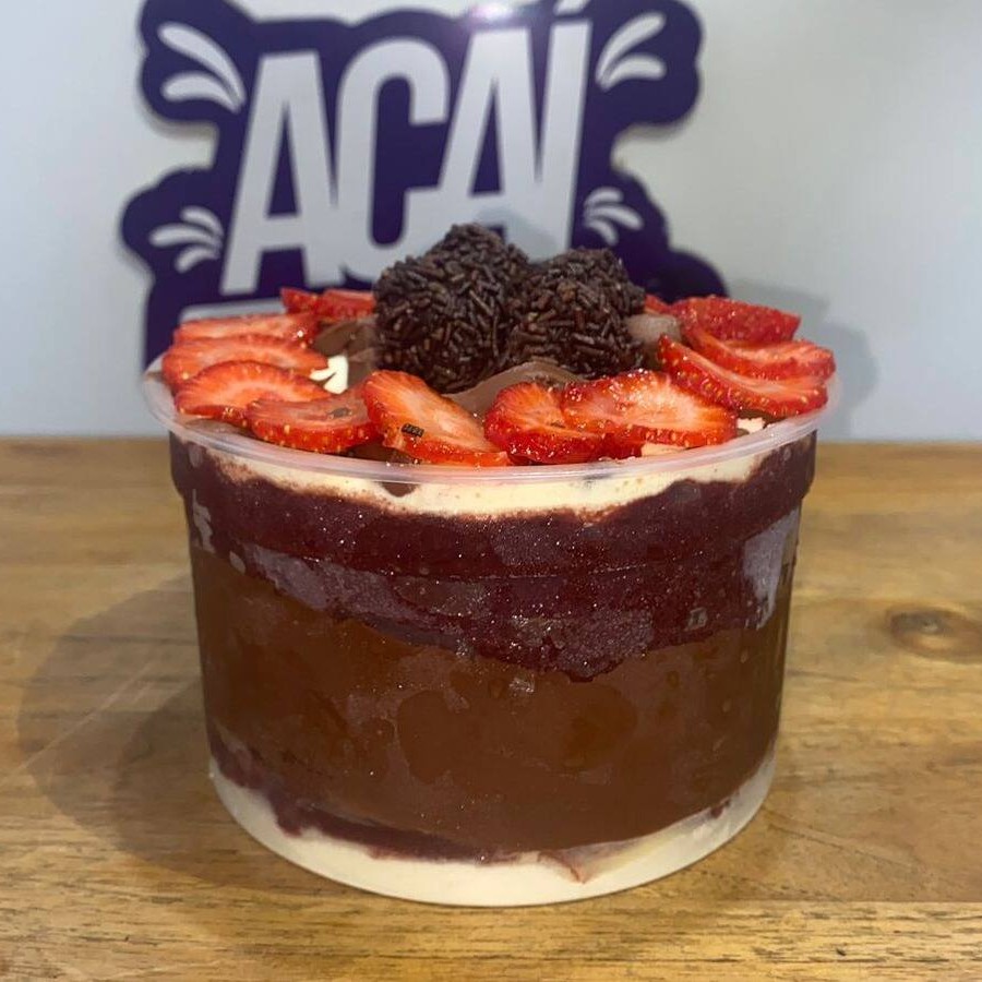 Exclusivamente para os amantes de açaí, apresentamos o Trufadão Pote De 1litro, uma inigualável explosão de sabor. Trata-se do melhor açaí da região, enriquecido com escolhas divinas de chocolate branco ou creme de avelã. A doçura é aprimorada pela adição de leite em pó e leite condensado, finalizando com um toque irresistível de beijinho ou brigadeiro. Este esplêndido pote de 1 litro já vem montado, garantindo a perfeição da combinação, não sendo permitidas alterações. Uma vez provado, você entenderá porque este é um dos nossos Trufados mais vendidos.