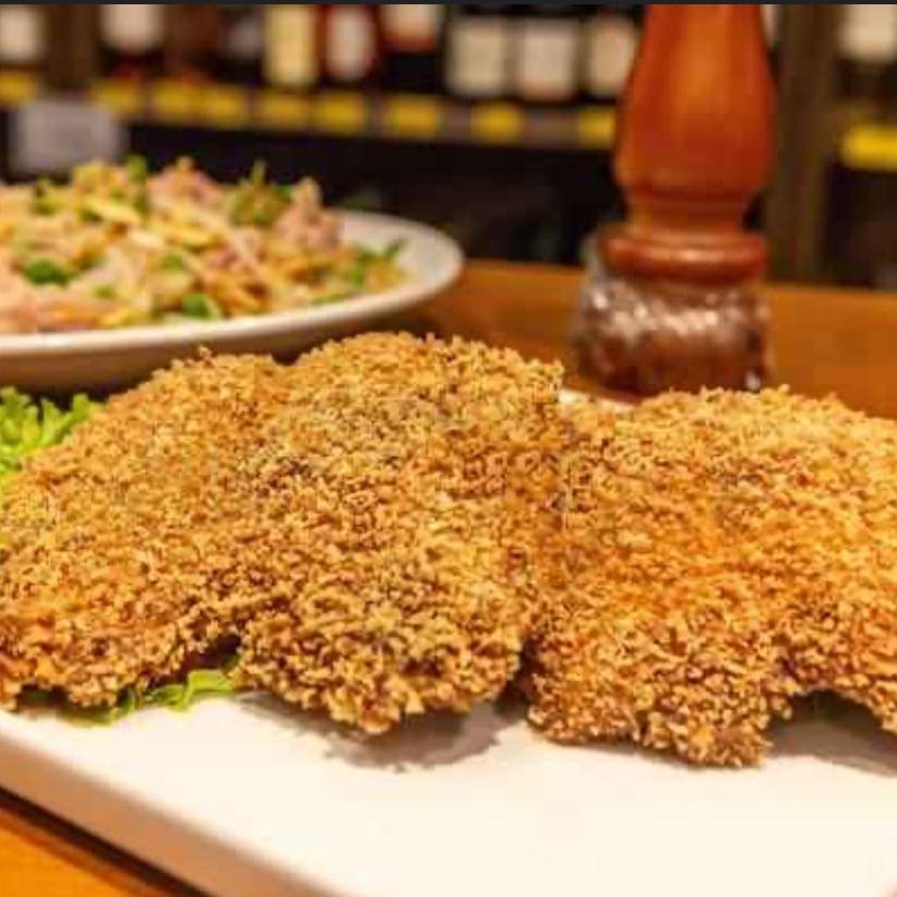 Frango à Milanesa na Panko acompanhado de Guarnição à Francesa (Petit Pois, Batata Palha, Presunto e Cebola).