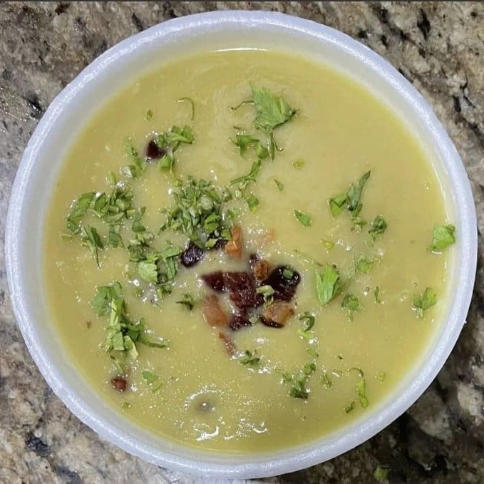 Delicioso caldo cremoso de ervilha feito especialmente para você.