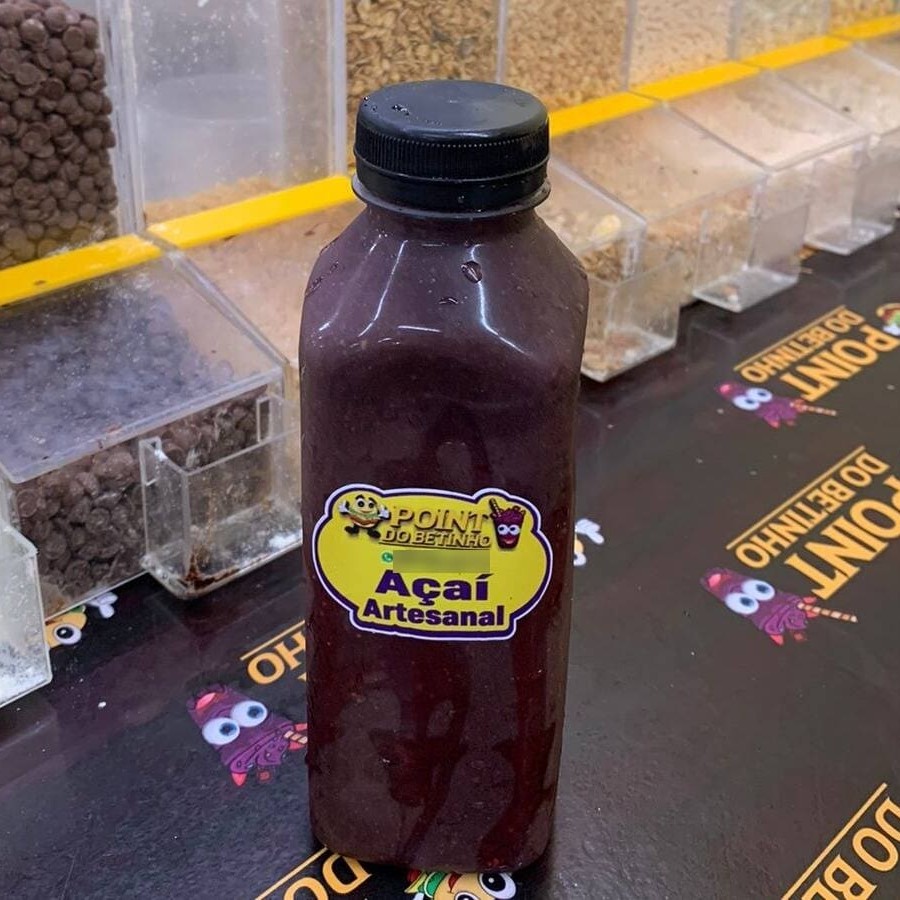 Descubra o incrível 'Açaí-Garrafa 500ml', um deleite da categoria 'Açaí batido na garrafinha'. Este é o nosso renomado açaí artesanal, agora apresentado de uma maneira moderna e prática, na garrafinha. Aprecie a intensidade e a riqueza de sabores deste superalimento brasileiro, cuidadosamente preparado para preservar sua autenticidade e frescor. Uma opção perfeita para quem busca nutrição sem sacrificar o sabor. Experimente e apaixone-se por essa versão inovadora do tradicional açaí!