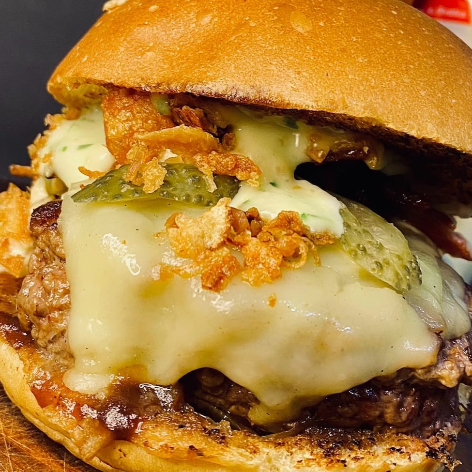 São 180g de Blend Bovino de Alta Qualidade, Queijo Derretido, Creme de Gorgonzola, Crispy de Bacon, Cebola Crispy e Picles.  Pão Artesanal Selado na Manteiga com Nossa Maionese Caseira e Temperada na Parte de cima do Pão.