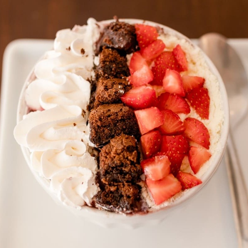 Nossa incrível combinação de Brownie, chantilly, leite em pó, morango e açaí, acompanhado de muito leite condensado. Enviado em embalagem térmica de isopor.