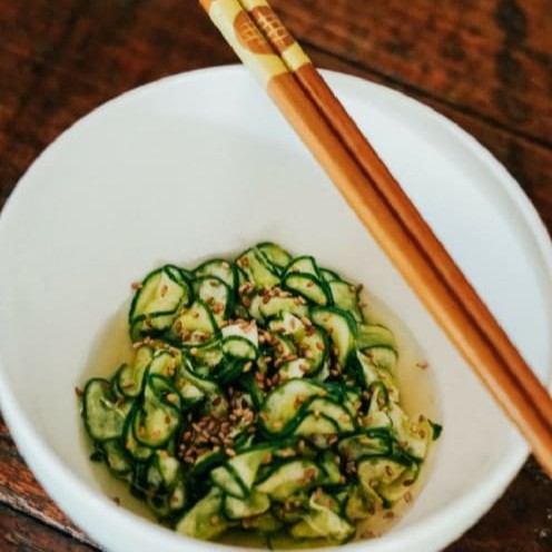 Salada agridoce de pepino japonês e kani