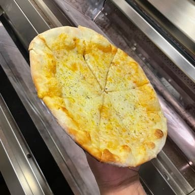 Pizza artesanal, base com molho de tomate e queijo muçarela e finalizada com orégano. Tamanho 30 cm c/ 8 fatias.