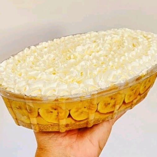 Feito com camadas de farofa de Maisena, Mousse de doce de leite, Doce de leite, Bananas, chantilly finalizado com canela em pó