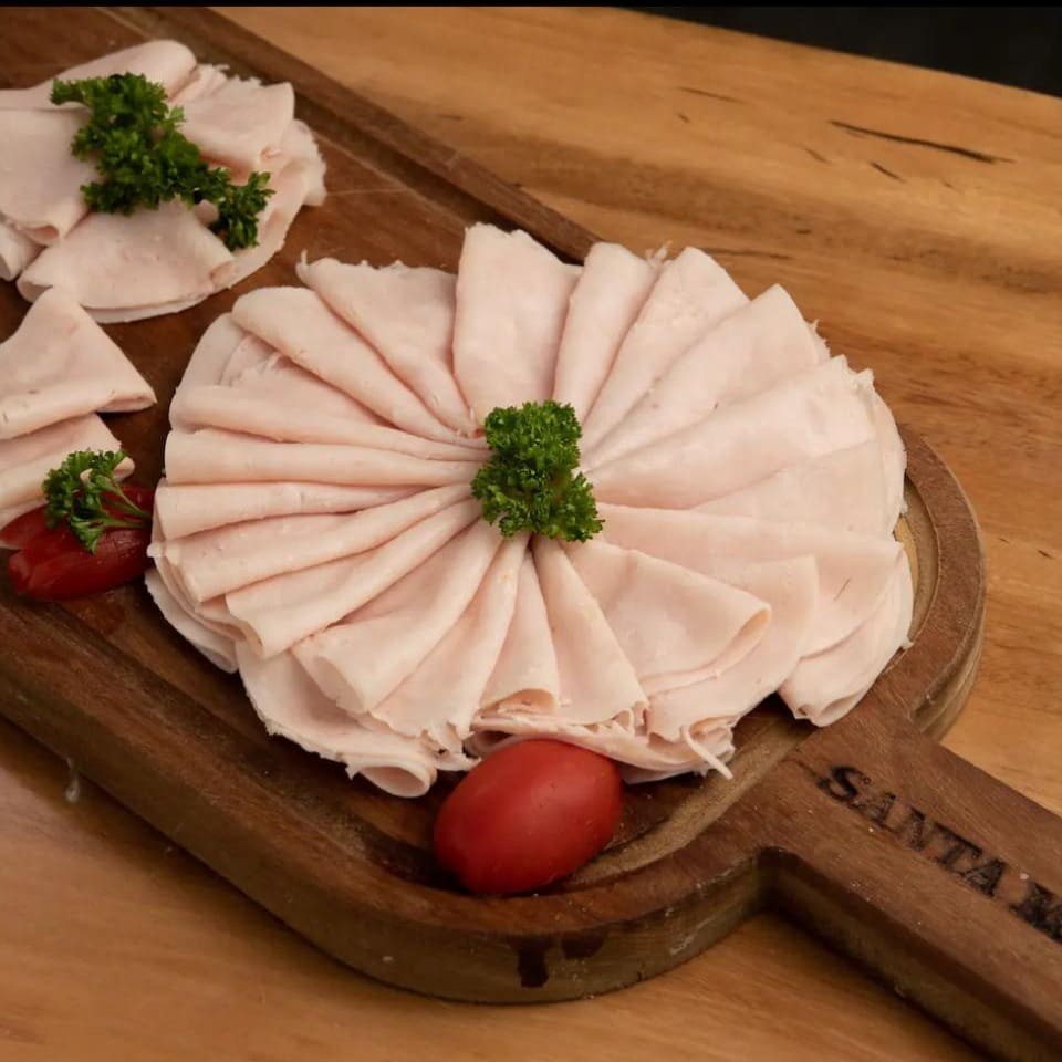 Leve, saboroso e perfeito para qualquer hora do dia! Nosso sanduíche de blanquet de peru é preparado com ingredientes frescos, pão macio e o equilíbrio ideal entre sabor e leveza. Uma opção saudável e deliciosa para quem busca praticidade sem abrir mão do gosto caseiro. 🌿✨