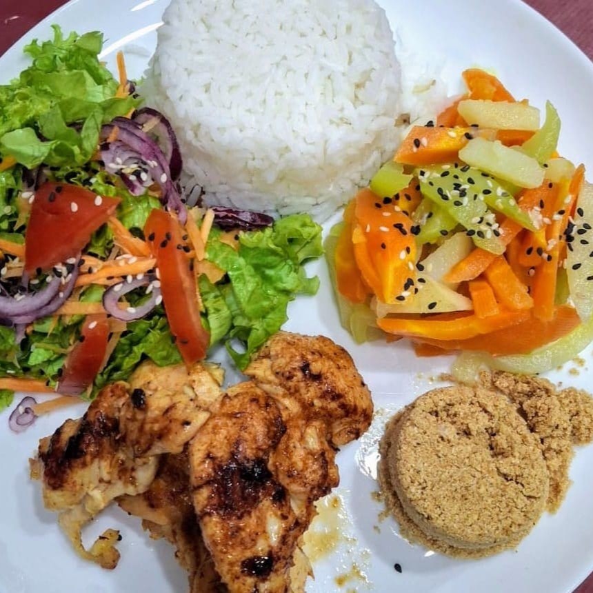 Delicioso frango grelhadas (2unids).  Acompanha arroz, feijão fresquinho, farofa de bacon, maionese ou legumes. Escolha entre, batata frita, aipim frito ou salada