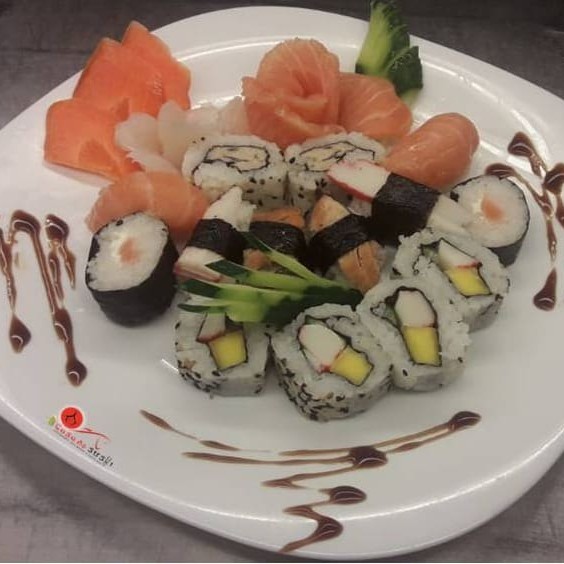 Sashimi (2 salmão, 2 peixe branco), sushi (2 salmão, 2 kani, 2 skin, 2 peixe branco), makimono (4 califórnia, 2 uramaki, 2 filadélphia)