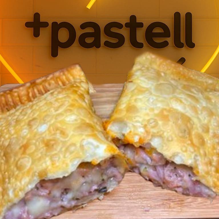Deliciosa massa de pastel de aproximadamente 15cm, perfeitamente sequinha e crocante. Um verdadeiro festival de sabores, recheado generosamente com queijo mussarela, presunto suculento e um toque irresistível de orégano. Uma combinação de dar água na boca que vai te conquistar. Aproveite essa promoção imperdível!