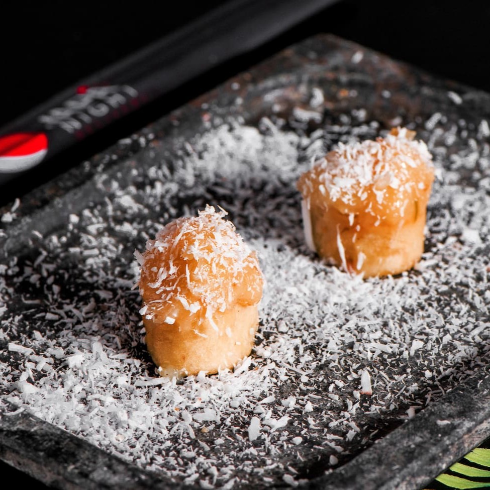 Rolls de banana com canela sobreposto com um prestigio sensacionalmente delicioso.