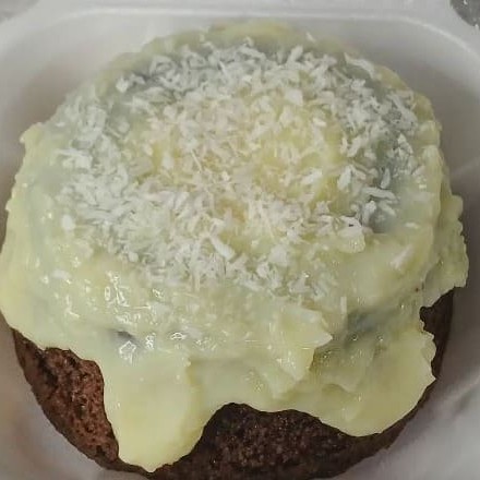 Massa de Chocolate com cobertura de brigadeiro cremoso de Coco e finalizado com raspas de Coco.
