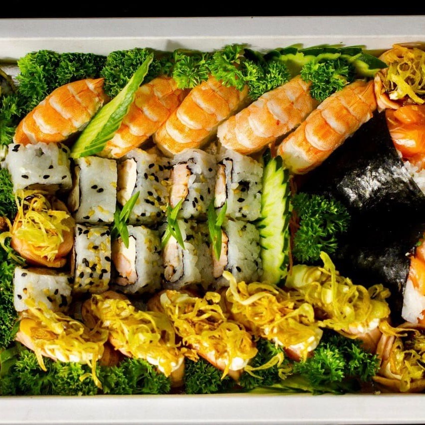 32 peças: 2 Mini Temaki, 10 Uramaki Ebi. 5 Sushi de Camarão, 5 Nikiti san maçaricado c/ alho poro, 5 Hot frutos, 5 Sushi Maçaricado c/ alho poro.