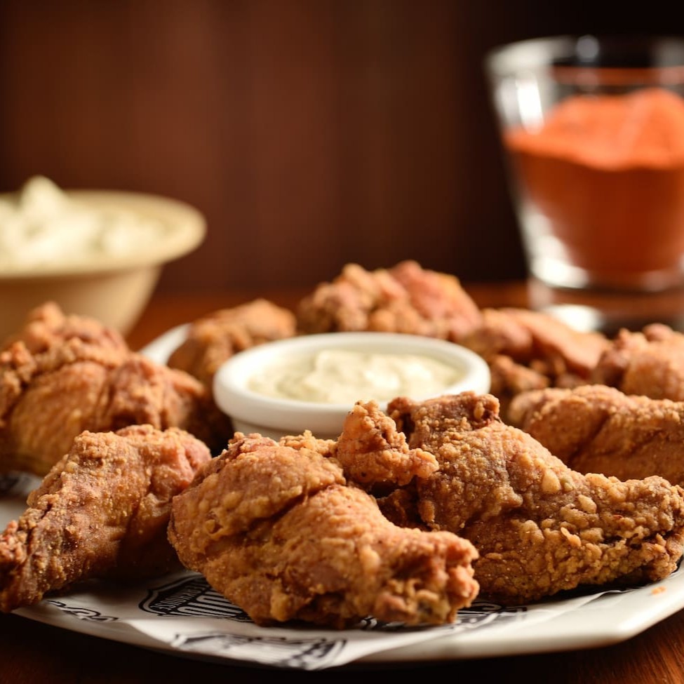 Deliciosos drumetes finamente temperadas e fritas ao estilo Lousiana.