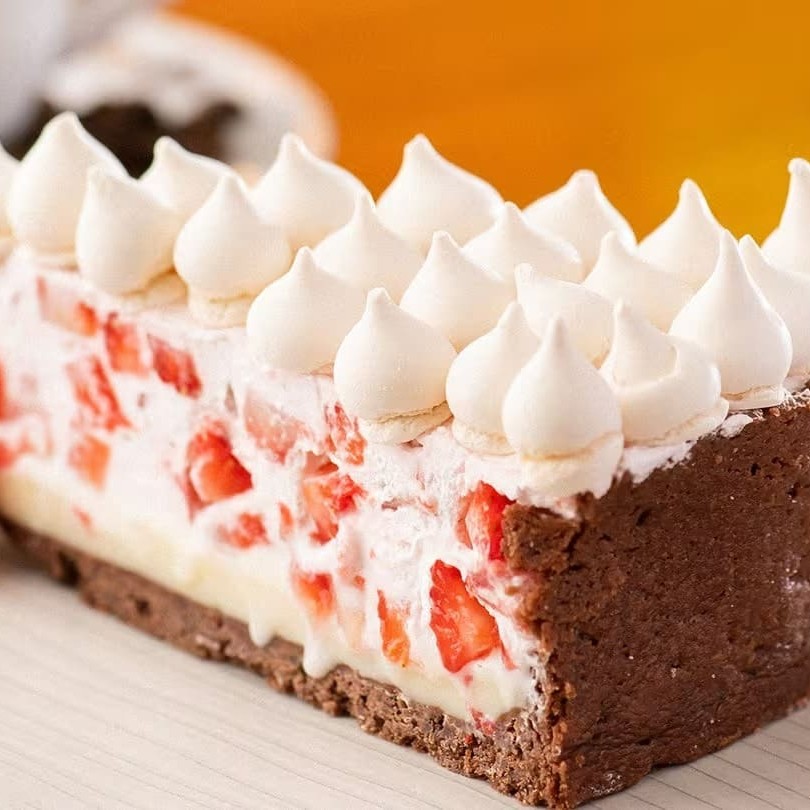 Massa de biscoito caseira, Leite Moça Cremosa, morangos, chantininho e finalizada com suspiros.