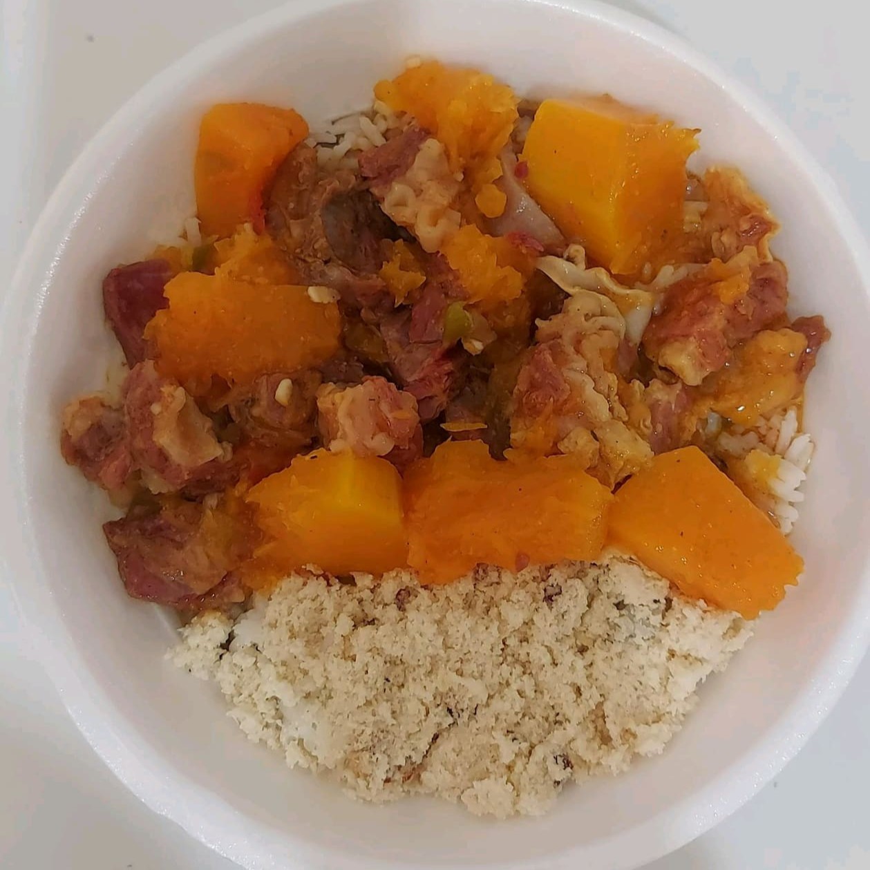 Carne com abobora, arroz, feijão, macarrão e farofa.