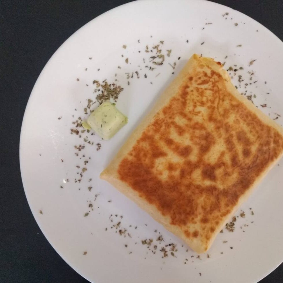 Mussarela, presunto, ovo de codorna, champignon fatiado, azeitona, milho, tomete e cebola.