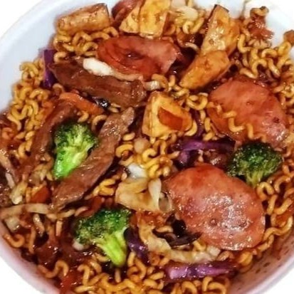 Lamém com legumes refogados no tradicional Sake Japonês e autênticos molhos chineses com calabresa Perdigão. Legumes: Repolho Verde, Repolho Roxo, Brócolis e Cenoura.