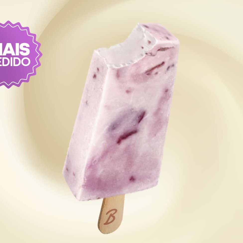 Este bastone reúne a suavidade do iogurte em uma harmoniosa união com a exuberância das frutas vermelhas. Cada mordida revela uma combinação supremamente equilibrada, resultando em uma explosão de sabores e texturas. A cremosidade do iogurte encontra o frescor das frutas, criando um contraste maravilhoso que é, simplesmente, inigualável. Uma opção irresistível que certamente vai encantar seu paladar!  Paleta mexicana de iogurte com mesclas de frutas vermelhas. Porção de 115g (1 unidade). Alérgicos: contém leite, contém lactose. Por ser uma linha de produção compartilhada, contém glúten.