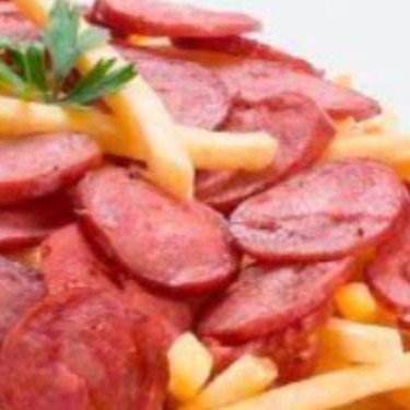 Batata frita com calabresa.
