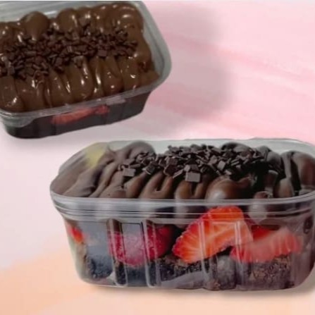 Nosso queridinho agora na versão bem chocolatuda ... Servida em um pote de 250ml, compõe: Pedaços de Brownie, uma camada de Morango fresco e uma camada generosa de Brigadeiro cacau 50%. Para quem ama chocolate com morango, essa com certeza é a sobremesa ideal.  ___Esse produto é servido gelado.___           ______Tags______________ Bolo, Brownie, copo da felicidade, bolo no pote, coca cola, chocolate, cookie, Nutella, Ninho, ferreiro rocher, Brownie no pote, morango, chocolate, brigadeiro, bolo vulcão, torta cookie, doces, chocolate, confeitaria, engenhoca , fonseca, Niterói Entrega grátis, taxa grátis, cupom de desconto, banoffe, Bombom de uva, Kinder bueno, red velvet, maracujá. Come, e quer comer mais