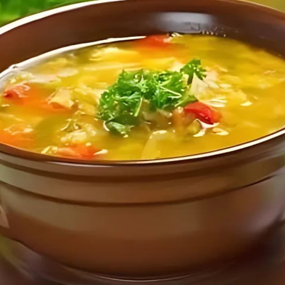 Deliciosa sopa de legumes, com carne preparada, cenoura, batata doce, batata inglesa, abóbora e macarrão, além de um toque de salsa. Feita com ingredientes selecionados, especialmente para você.