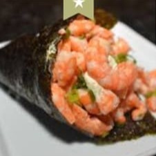 Cone enrolado de alga com recheio de camarão, arroz, cebolinha e cream cheese.