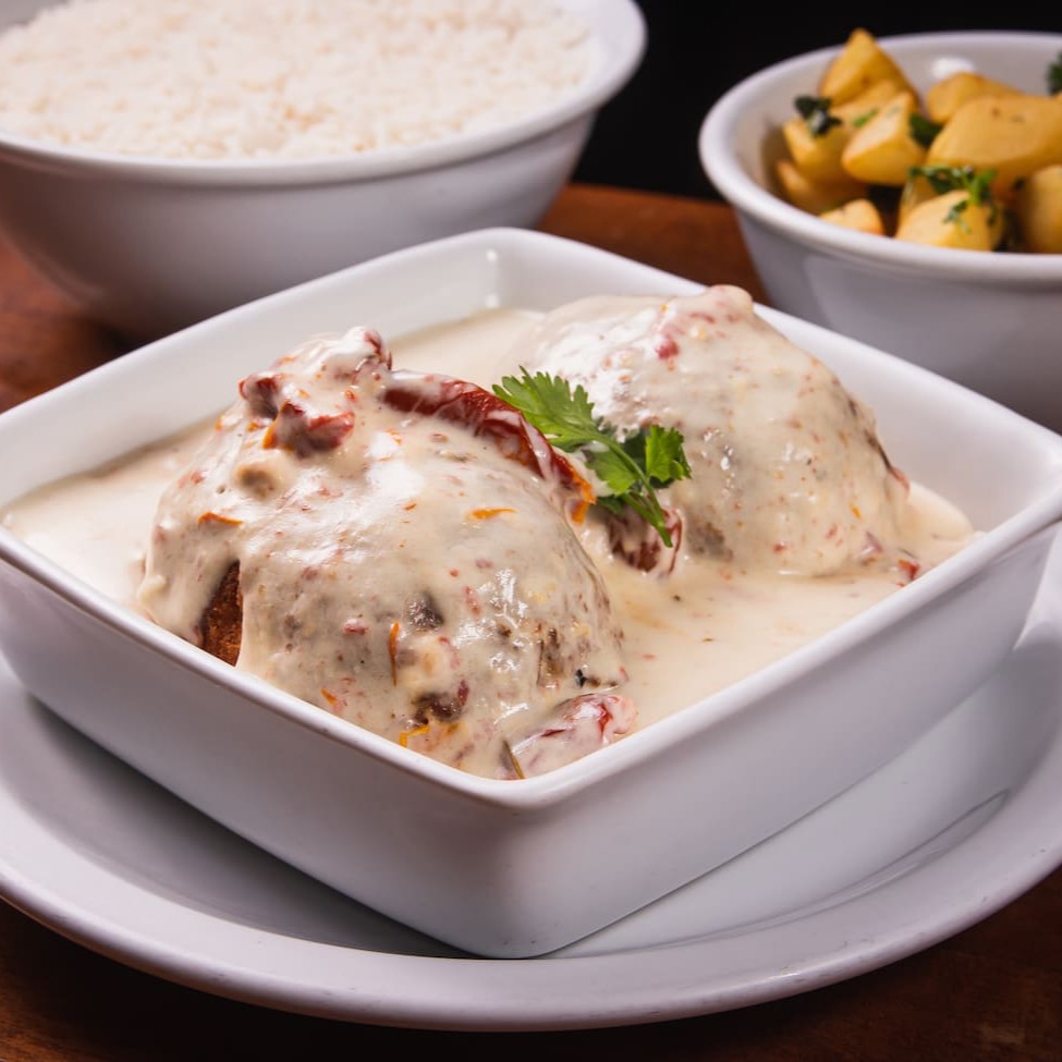 - filé de frango ao molho branco recheado c/ presunto, mussarela e Catupiry, finalizado c/ tomate seco. acompanha: arroz branco e batata sautê.