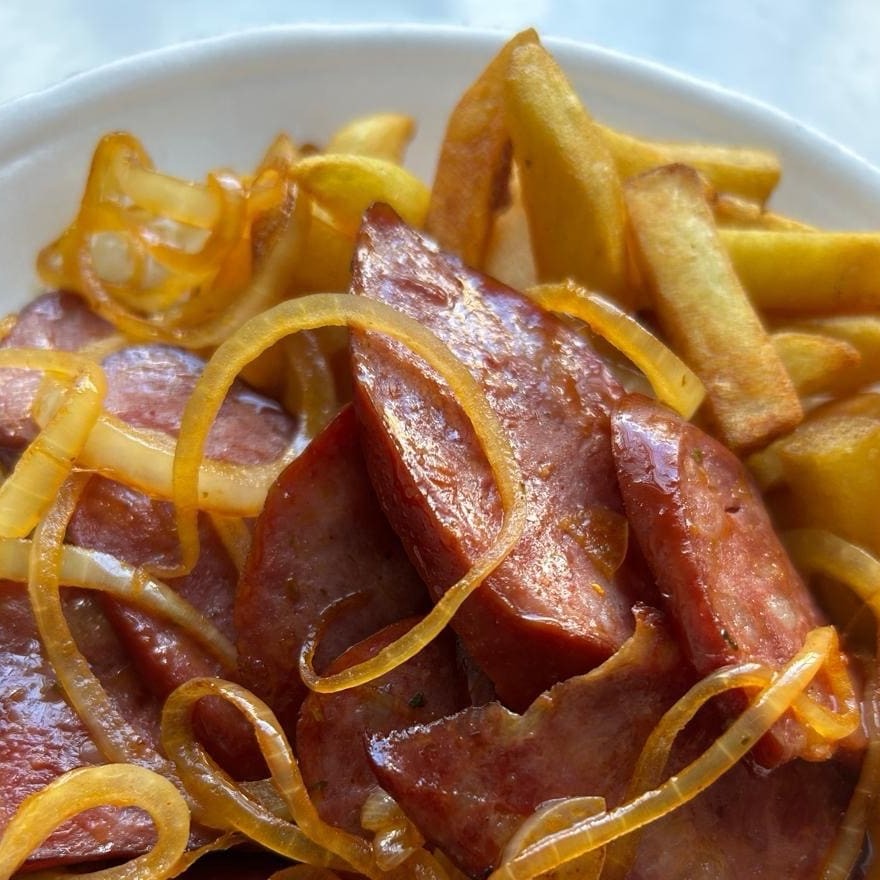 Acompanha: arroz, feijão, farofa e calabresa acebolada