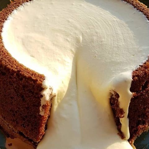 Este bolo tem um charme especial: uma forma côncava que recebe muita calda, criando um dilúvio delicioso de sabor.  Bolo: Cenoura Calda: Ninho
