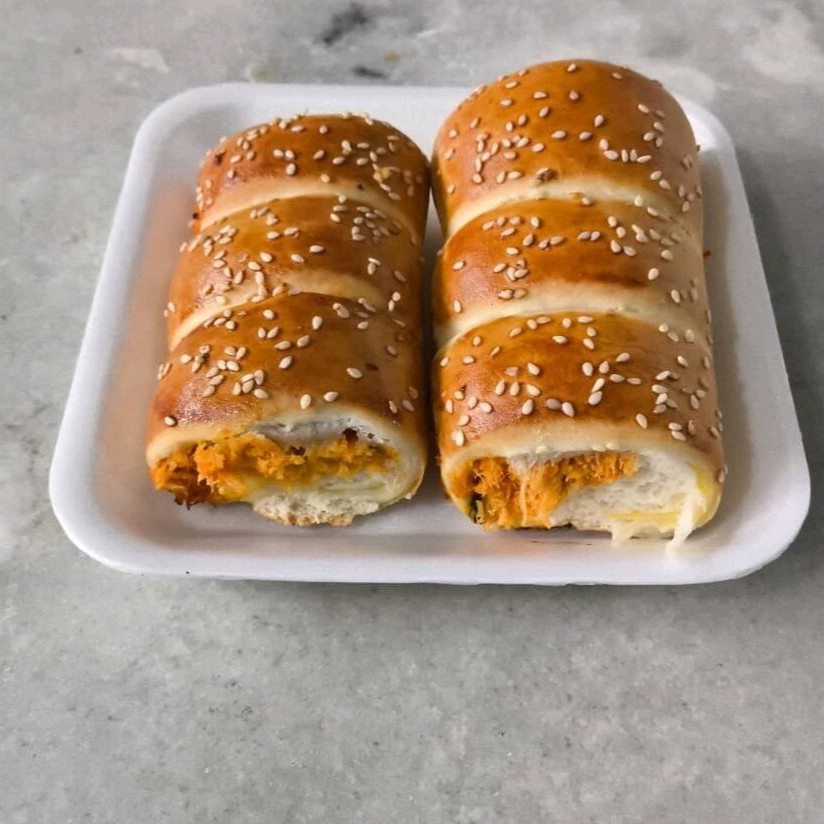 Massa macia e dourada, recheada com frango desfiado e tempero caseiro. Um salgado leve, saboroso e sempre fresquinho!