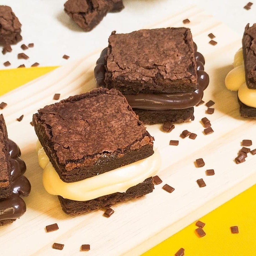 Deliciosos Brownies feitos com uma massa bem chocolatuda e com casquinha crocante por fora. Generosas camadas de recheios super cremosos. 2 de sabor Ninho e 2 de sabor chocolate. aprox. 100g.