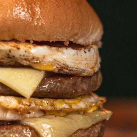 Pão, 2 carnes, 2 ovos, queijo, salada, ketchup, maionese de alho, billy jack e batata palha