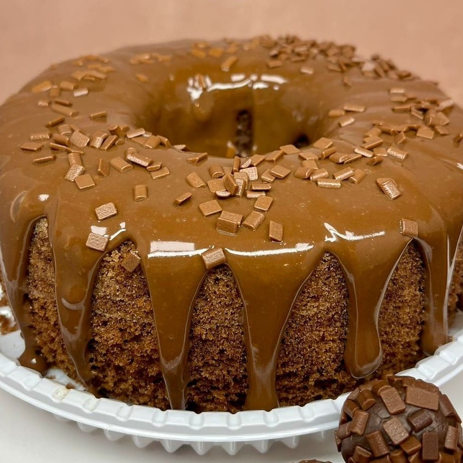 Bolo caseiro com massa fofinha e umida de chocolate e cobertura de chocolate com granule. Bolo aro 18 serve de 8 a 10 fatias.