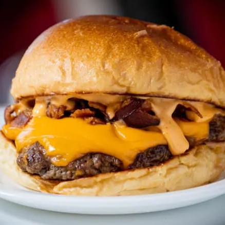 Pão Brioche, 1 carne smash 100g, fatia de queijo Cheddar Polenghi, Bacon em cubos Molho Fire