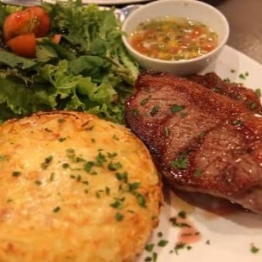 Desfrute do sabor autêntico da nossa rosti tradicional, feita com batatas selecionadas e perfeitamente crocantes. Acompanhada da proteína que você escolher, essa opção robusta de 400g é a combinação ideal de sabor e sustância. Uma refeição completa que satisfaz a todos os paladares!