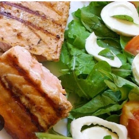 Desfrute do nosso Escalope de Salmão da categoria 'Pratos Big Especiais'. Este prato é uma deliciosa combinação de um suculento filé de salmão, cuidadosamente grelhado até atingir a perfeição, com o aroma irresistível e a textura macia que você adora. Acompanha um nutritivo arroz com brócolis, trazendo um toque verde e fresco ao prato. Para completar, temos uma salada crocante e colorida, repleta de alface, tomate, palmito e rúcula, conferindo uma explosão de sabores. Tudo isso é finalizado com um delicioso e intenso molho de alcaparras, que adiciona uma nota picante que fará suas papilas gustativas dançarem. Uma opção saborosa e saudável para qualquer refeição!