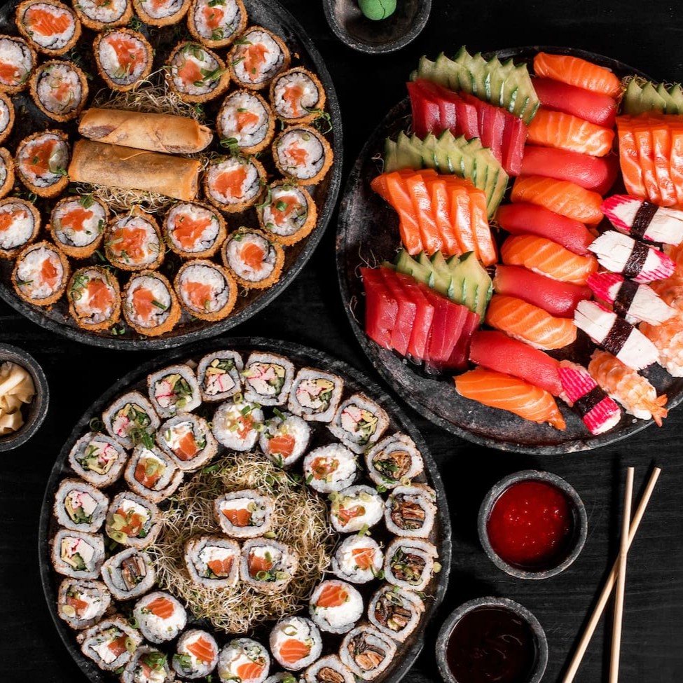 10 sashimi salmão + 10 sashimi atum + 5 sushi salmão + 5 sushi atum + 5 sushi kani + 5 sushi camarão + 12 filadélfia + 12 califórnia + 12 uramaki filadélfia + 12 uramaki skin + 24 hot filadélfia
