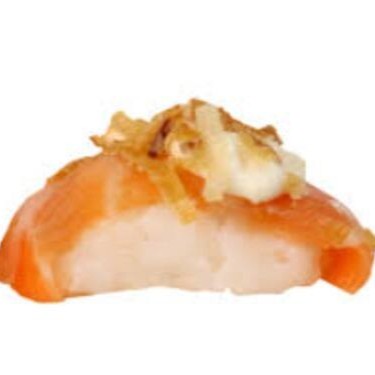 Sushi de salmão finalizado com cream cheese e cebolinha.
Quatro unidades de sushi de salmão finalizado com cream cheese e cebolinha fresca. A suavidade do queijo e o frescor da cebolinha harmonizam perfeitamente com o peixe, resultando em um sushi leve, saboroso e inesquecível.