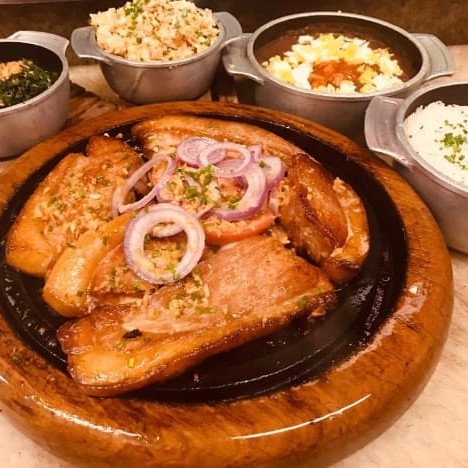 Acompanha arroz branco, tutu à mineira, couve e farofa de ovos.
