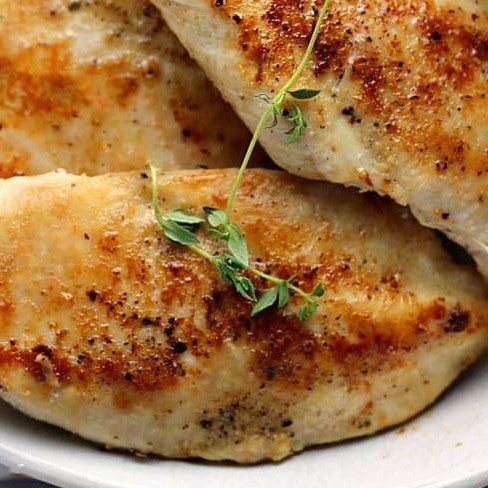 Delicie-se com o nosso suculento filé de frango empanado acompanhado por um delicioso arroz, feijão cremoso e macarrão al dente. Para dar aquele toque especial, acrescentamos uma crocante farofa e um toque de frescor com alface e tomate. Nossa combinação única de sabores e texturas é garantia de uma refeição completa e saborosa que vai conquistar o seu paladar. Experimente agora!