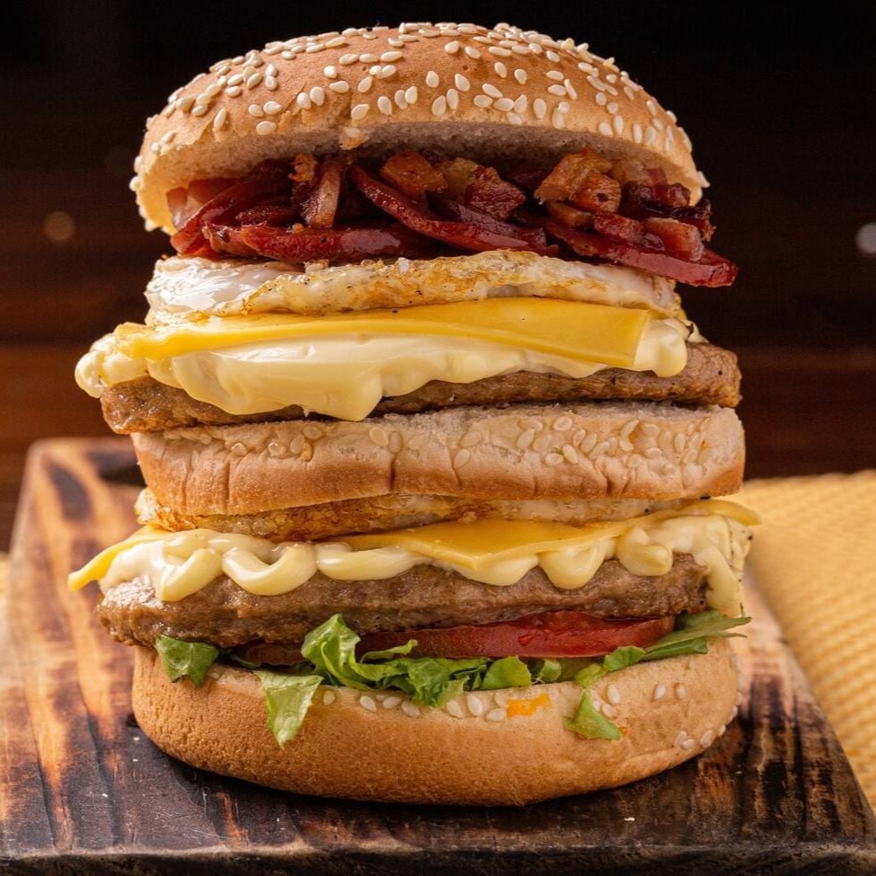 Páo, 2 Carnes , 2 Ovos, 2 Queijos, Bacon, Calabresa , Salada E Maionese,