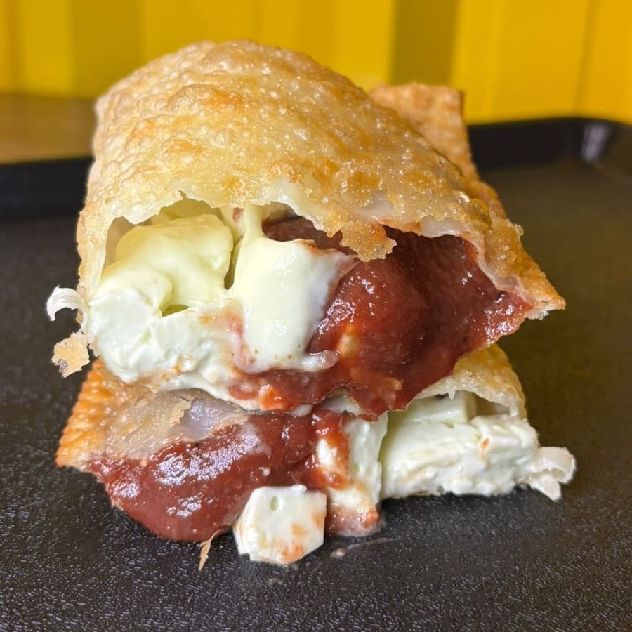 Uma combinação clássica de goiabada com queijo minas em um pastel gourmet. Uma explosão de sabor e tradição, ideal para os paladares mais exigentes.  Dica Do Torres: Fica perfeito com a massa sabor Tradicional!  Nossos pastéis possuem 20 cm, com recheio do início ao fim.