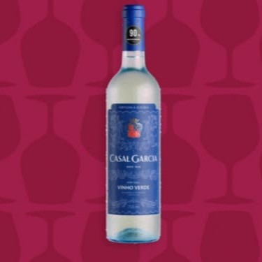 Produtor: Aveleda. Origem: Portugal. Tipo de Vinho: Branco. Região: Vinhos Verdes. Uvas: Trajadura. Teor Alcoólico: 10% Vol. Volume: 750ml. Notas De Degustação:  Cor: Amarelo palha com toque esverdeado. Aspecto límpido e ligeiramente efervescente. Aroma: Delicado, levemente frutado, com toques florais. Paladar: Suave, fresco, jovem, equilibrado. Boa acidez. Composição: Trajadura; Loureiro; Pedernã; Azal Aveleda A Aveleda é uma empresa familiar que há mais de 3 séculos se dedica à cultura do vinho.