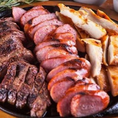 Este prato é um verdadeiro banquete de 800g de proteínas variadas, incluindo linguiça toscana com queijo coalho, frango suculento e tenras tiras de bombom de alcatra. Acompanha 500g de batatas fritas crocantes, molho à campanha fresco e a nossa guarnição completa, que traz um arroz soltinho e uma farofa torrada irresistível.