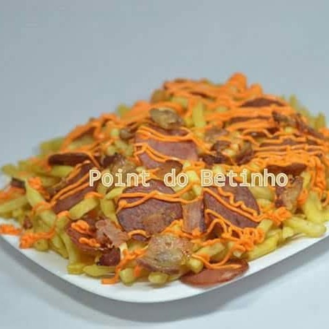 Delicie-se com a nossa porção generosa de 500g de batatas crocantes e douradas, perfeitamente preparadas e acompanhadas de suculentas calabresas, bacon crocante e irresistível, e cheddar cremoso. Eleito o melhor prato da categoria do , este prato de sabor acentuado e textura incrível é a combinação perfeita para o seu paladar. Uma mistura de sabores que vai te deixar pedindo mais. Coma e apaixone-se!
