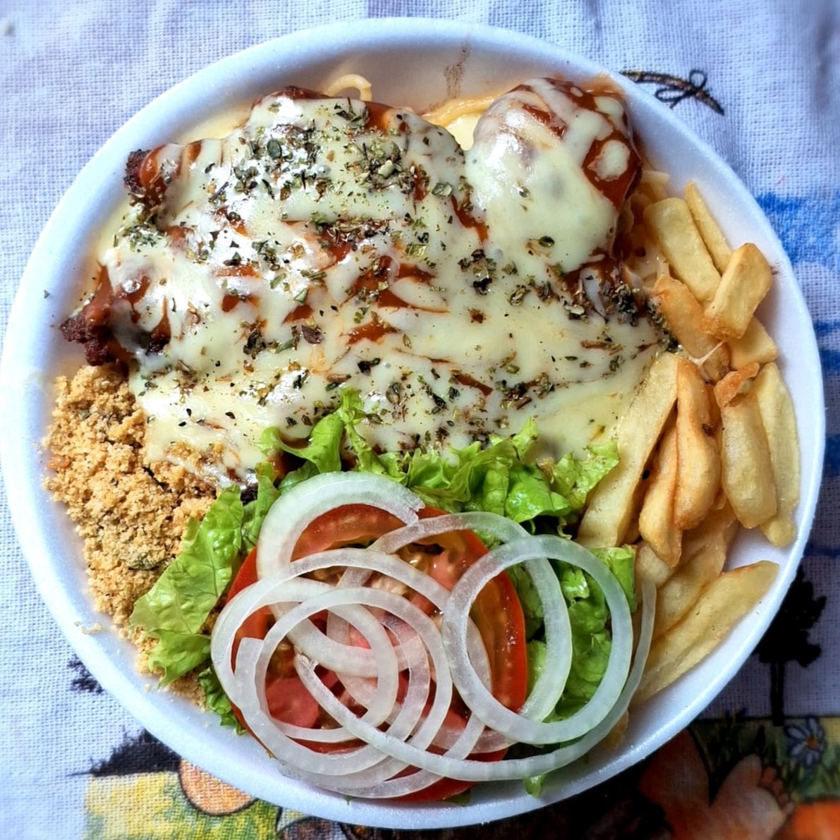 Arroz, macarrão, feijão, farofa, batata frita e salada